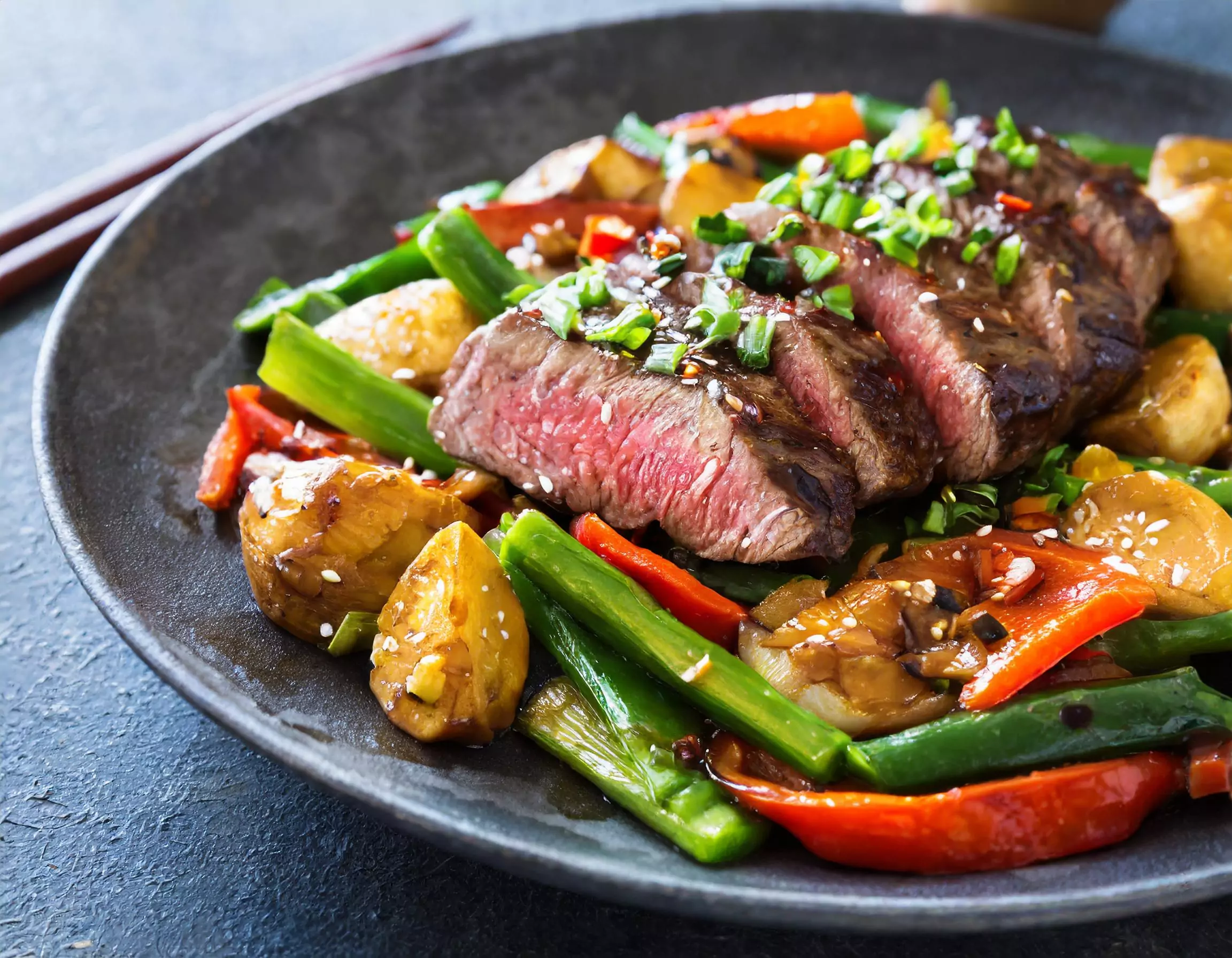 Asiatisch mariniertes Steak mit Wokgemüse