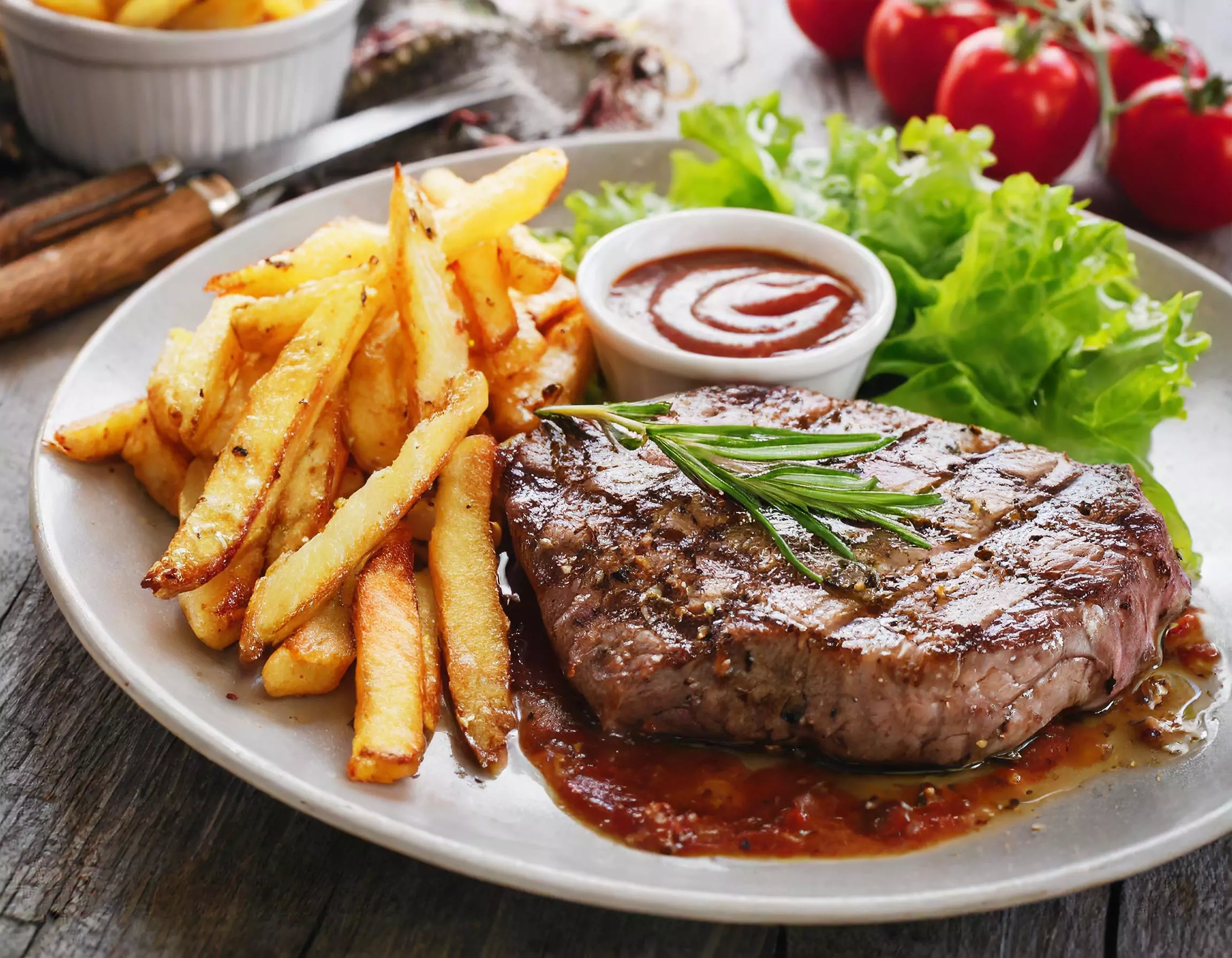 Saftiges Rindersteak mit Pfeffersoße und Pommes