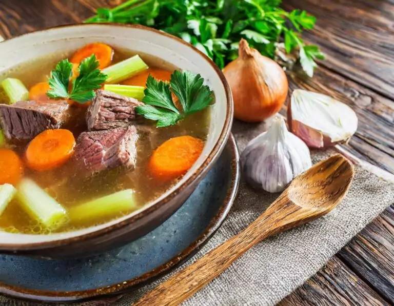 Rindfleischsuppe mit Karotten, Sellerie und frischer Petersilie