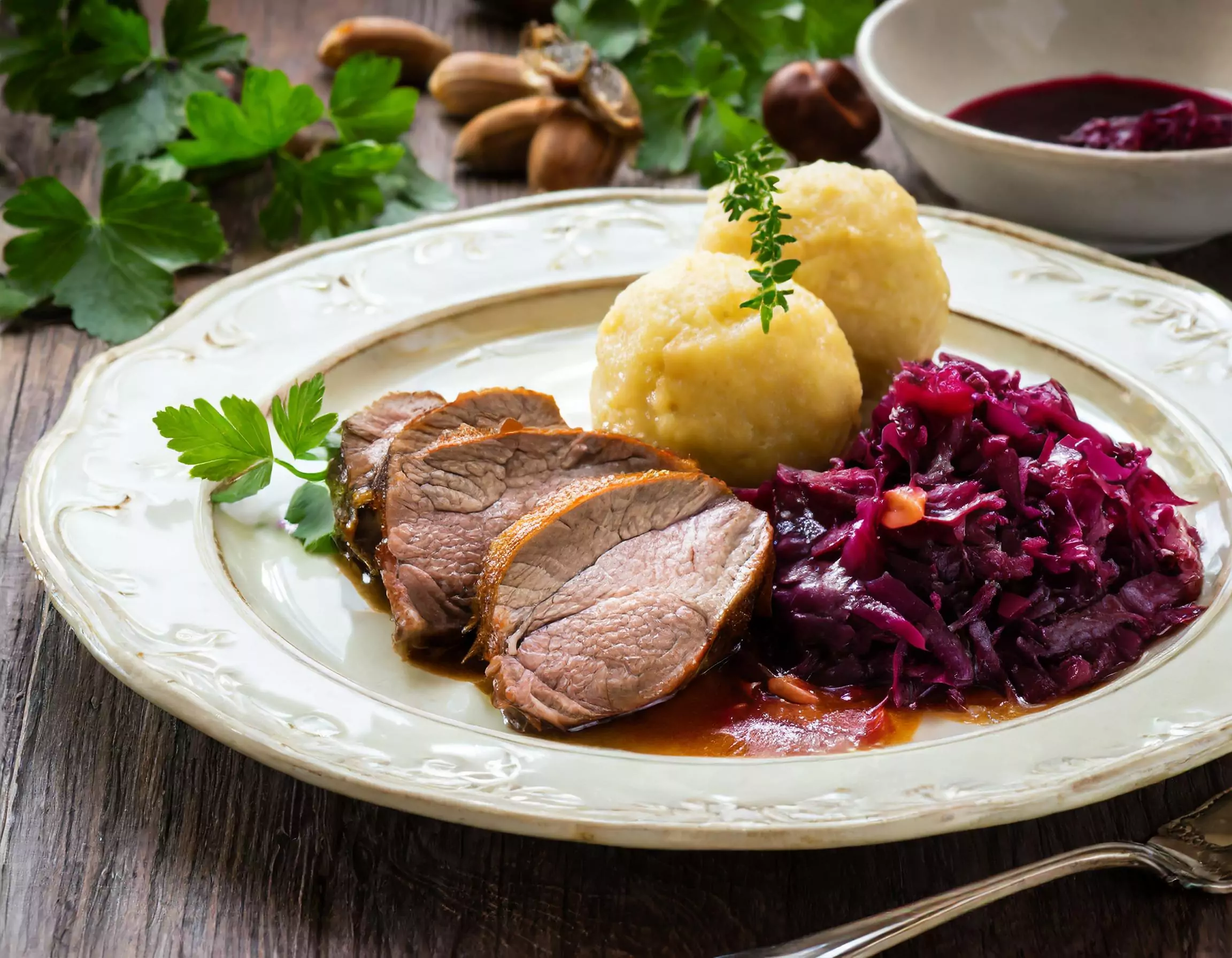 Traditionelles Gericht mit Braten, Knödeln und Rotkohl
