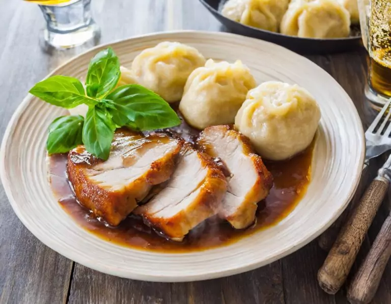 Gebratene Schweinebraten mit Knödel und brauner Soße