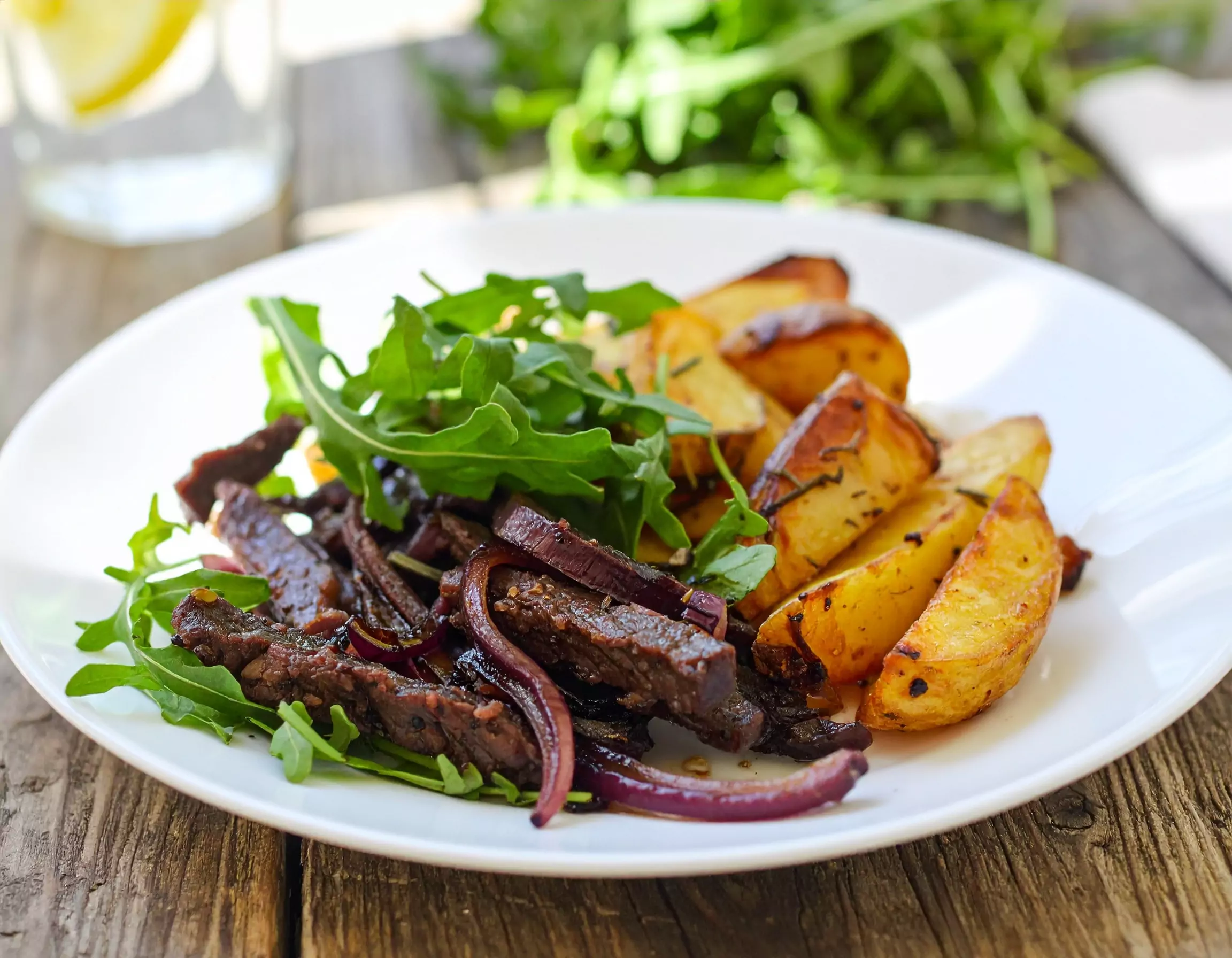 Rinderstreifen mit Rucola und gebratenen Kartoffelspalten