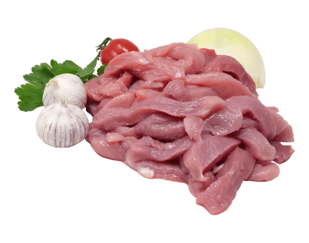 Rohes, in Streifen geschnittenes Schweinefleisch mit zwei Knoblauchknollen, Petersilienblättern, einer kleinen Tomate und einem Stück Zwiebel im Hintergrund
