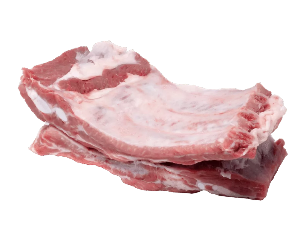 Rohes, ungewürztes Schweinerippchenfleisch mit sichtbarem Fett und Knochen, freigestellt vor transparentem Hintergrund